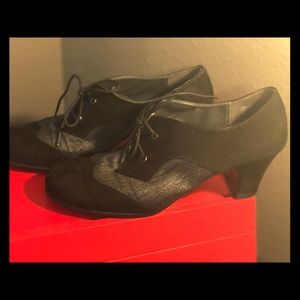 Aerosoles heeled lace up “wingtips” black & gray